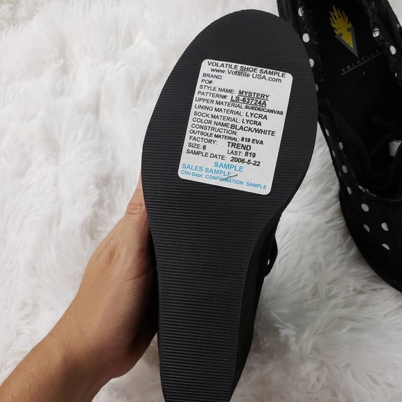 Very Volatile Vintage Y2K Rockabilly Poka Dot Black Wedges - Picture 7 of 8